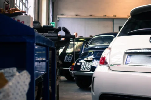 Reparto officina Galimberti con auto in lavorazione