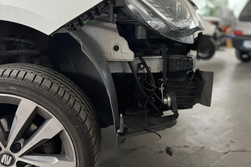 Auto bianca in riparazione nel reparto carrozzeria Galimberti