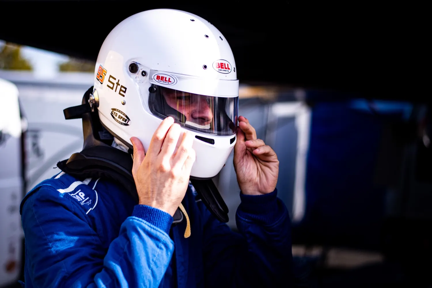 Stefano indossa il casco prima della partenza