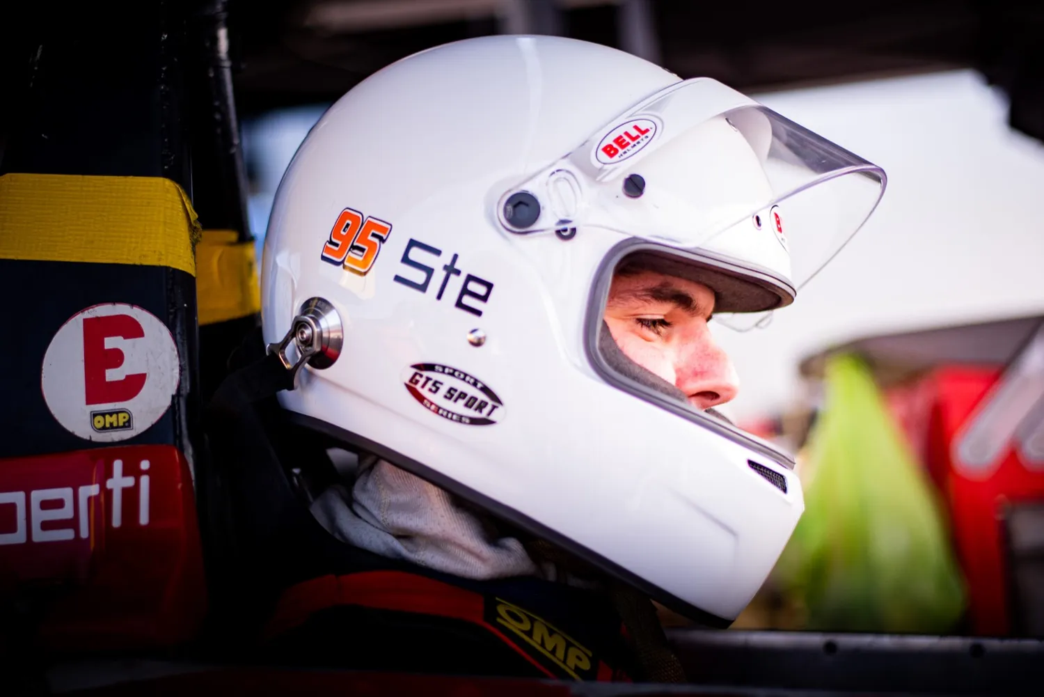Stefano Galimberti in profilo con il casco, pronto alla partenza