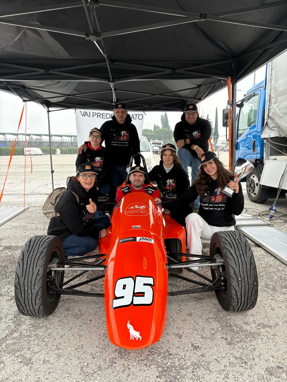 La squadra Galimberti con la monoposto arancione e la coppa