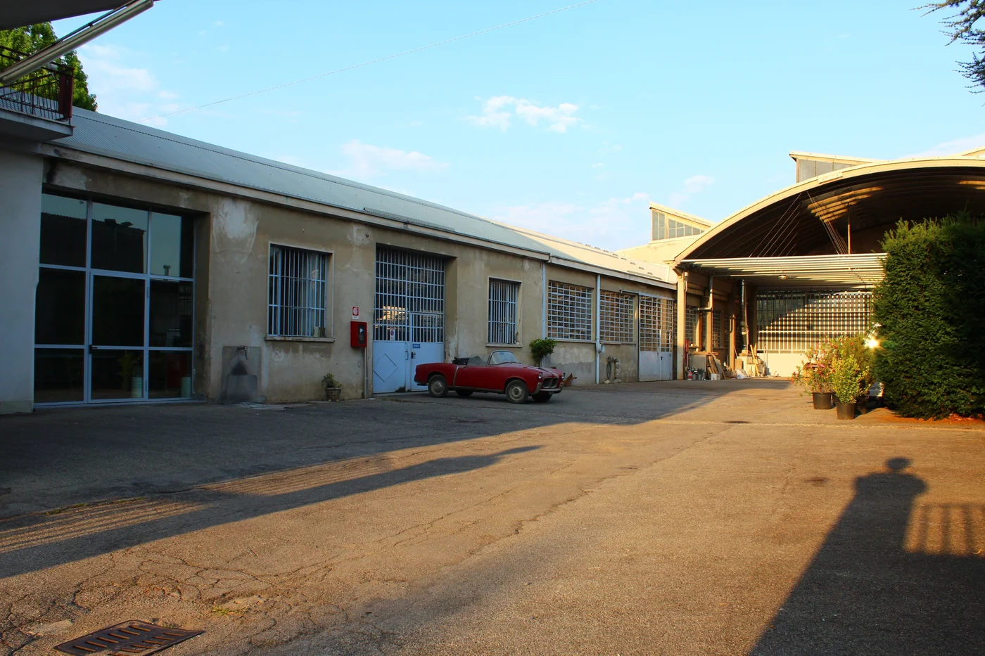 Il cortile della carrozzeria Galimberti a Giussano con un'auto d'epoca