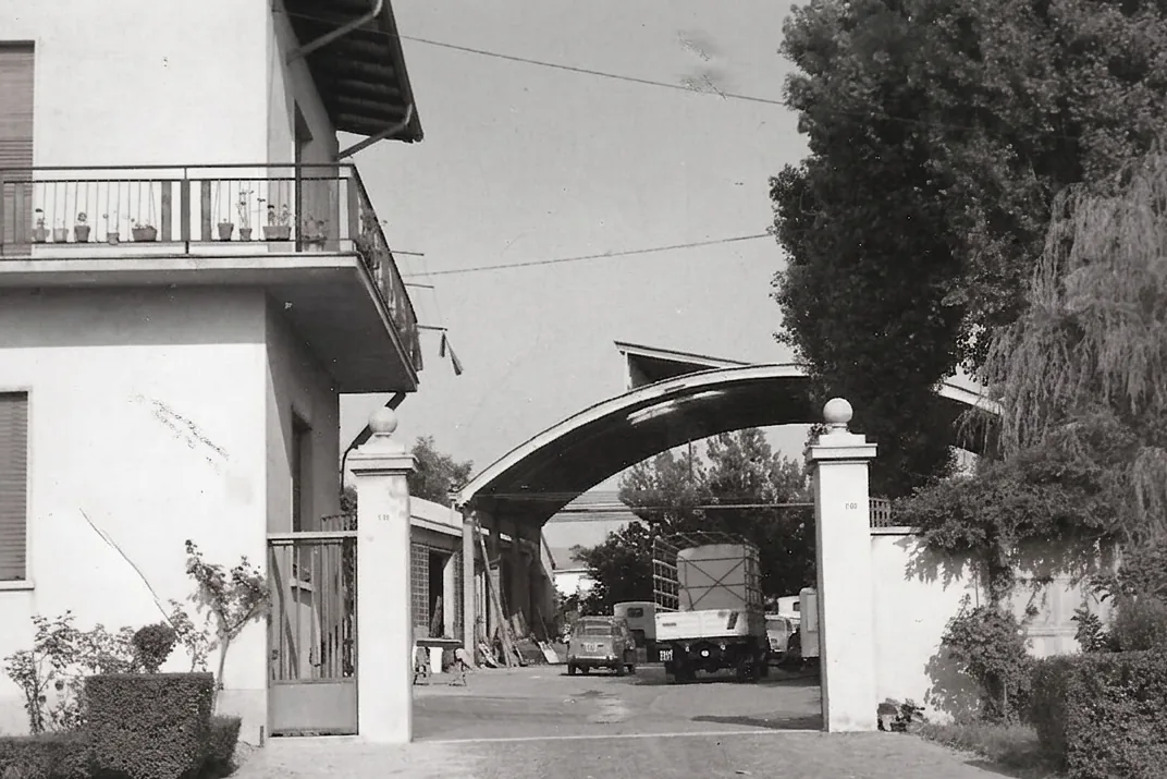 Ingresso storico della carrozzeria Galimberti a Giussano, fotografia d'epoca