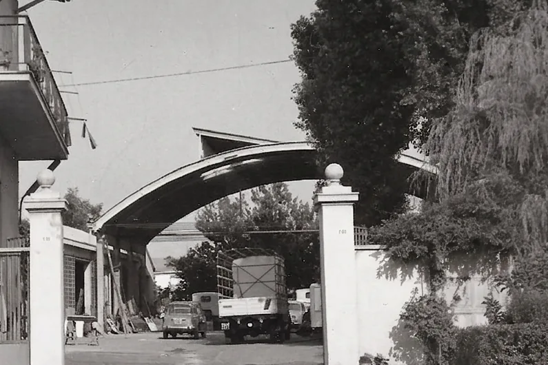 Ingresso storico della carrozzeria a Giussano, fotografia d'epoca