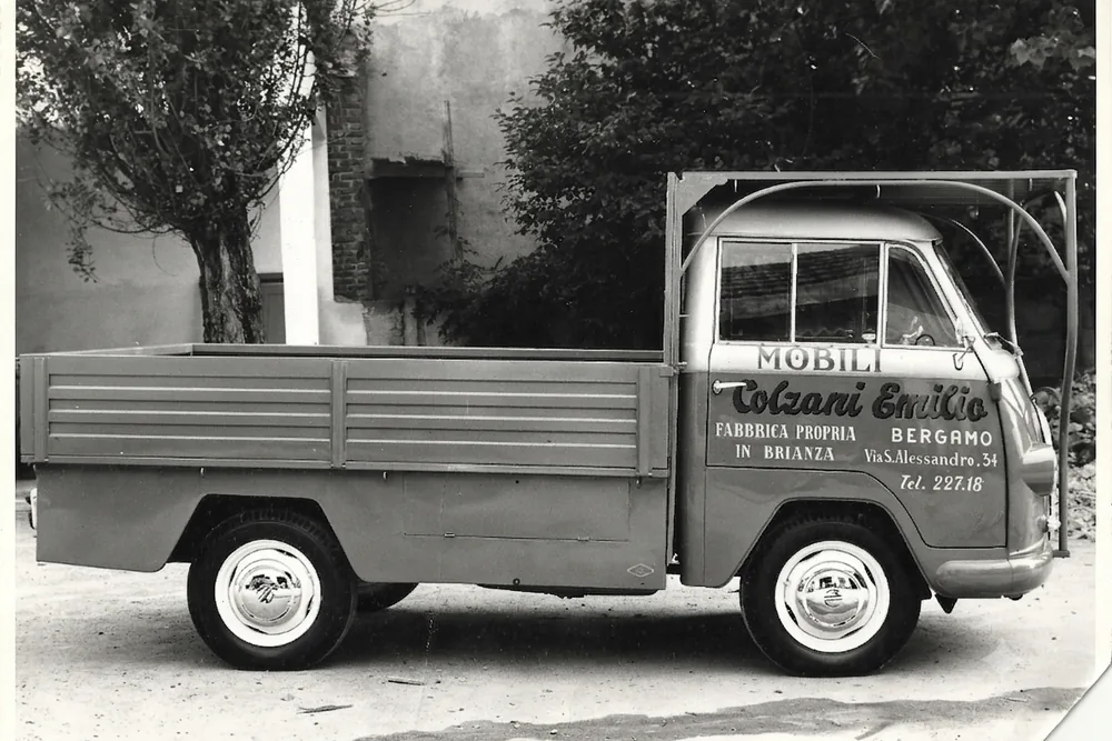 Camioncino con cassone allestito, fotografia storica