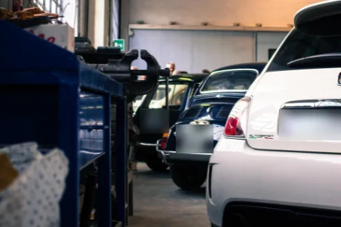 Il reparto della carrozzeria con auto in lavorazione