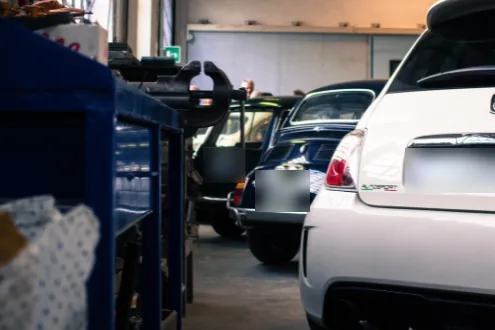 Auto in officina durante la manutenzione